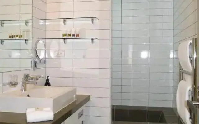 Stunning Lakeview 1 Bedroom Apartment
