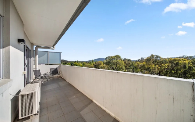Bright 1-bed Apartment With Balcony
