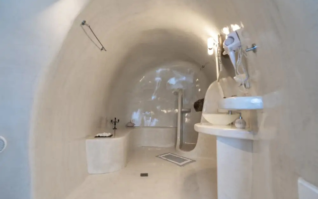 Fira-cave-sleeps 13-parking-pool-pet Friendly