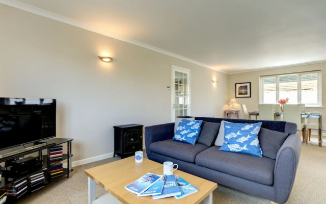 Beautiful Holiday Home in Mawgan Porth With Garden
