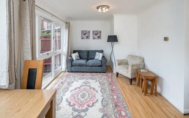 Spacious 2 bed Sleeps 5 With Parking nr Chelsea