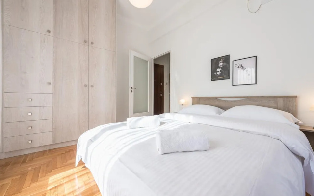 Bright 2 Bdrm apt in the Heart of Athens