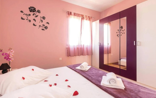 Nice Home in Kastel Luksic With Wifi and 6 Bedrooms