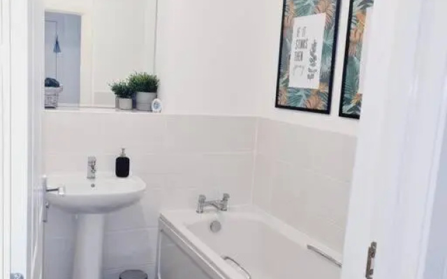 Stylish 2 bedroom Apartment / FREE Gated Parking