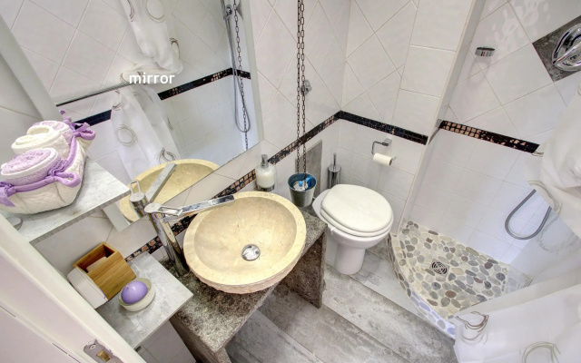 VOMERO-ROSSINI restored, 4 pax, 2 bath, wifi, aircond