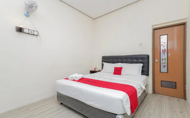 RedDoorz at WR Supratman Batu
