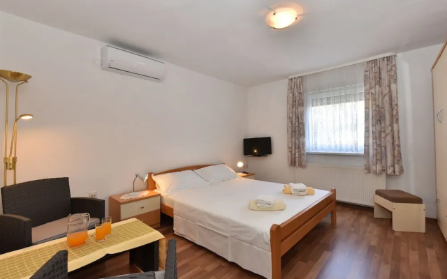 Traditional Apartment in Zadar with Garden