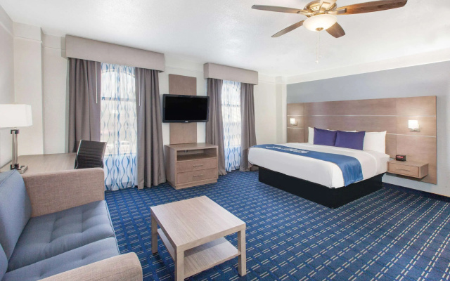 Days Inn & Suites by Wyndham Webster NASA-ClearLake-Houston