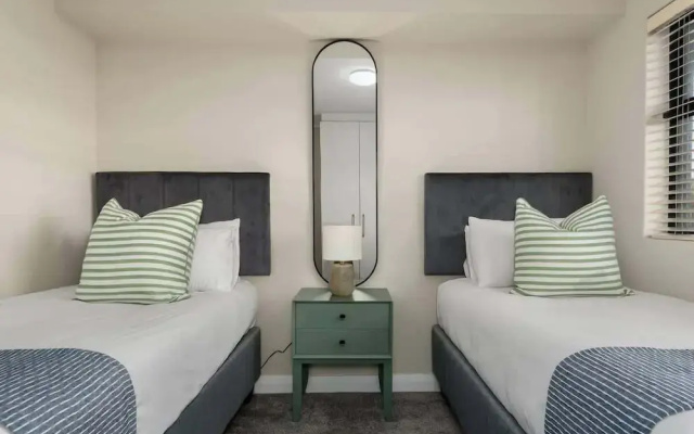 Modern 2 Bed Century City Apartment, Pool + Braai