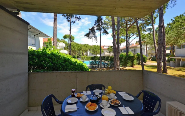 Ideal Getaway Flat With Solarium and Pool