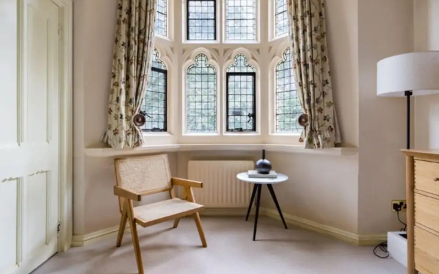 The Woking Wonder - Captivating 3BDR Flat with Parking