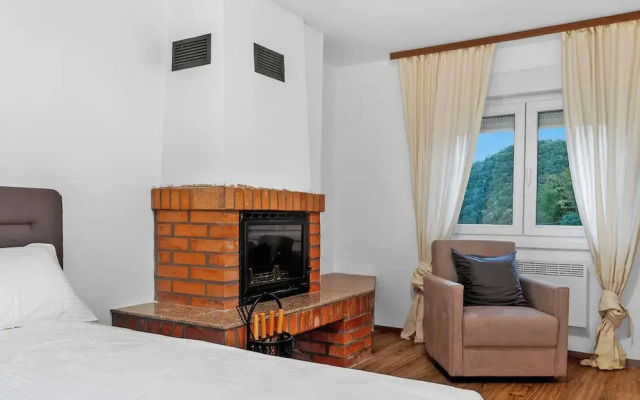 4 - Bedroom House With Hot Tub & Sauna