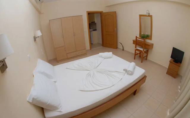 Nikos Hotel and Apartments