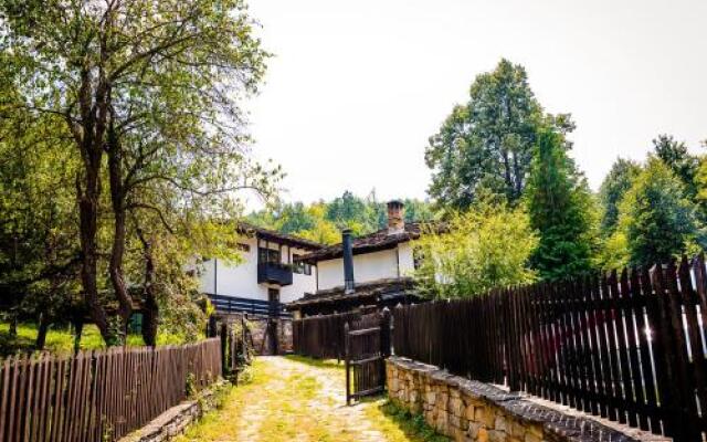 Отель Strannopriemnicata Guest House Боженци вид на фасад