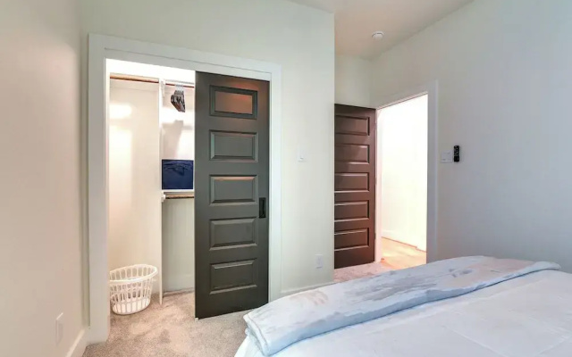 Walkable E Downtown Houston Townhome: Pet-friendly