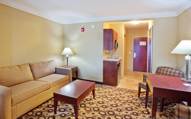 Holiday Inn Express & Suites Macon - I-475 By IHG