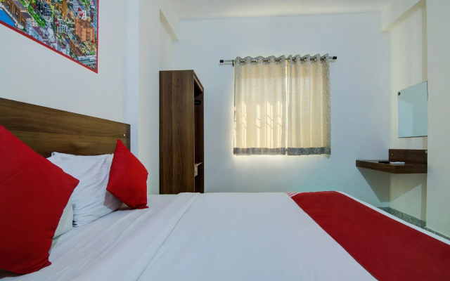OYO 15695 Varcity Comforts