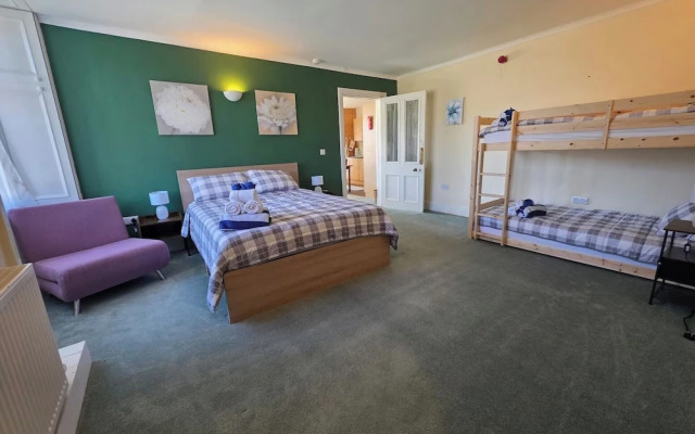 Apartment Sleeps 4 With Parking