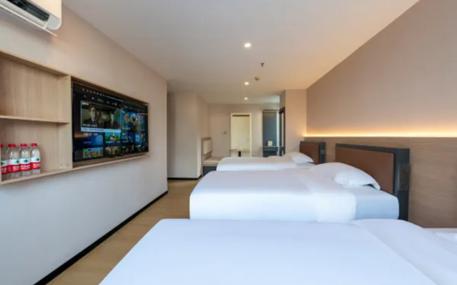 Yuezhi Light Hotel(Guangzhou Eastern Railway Station Yantang Metro Station Store)
