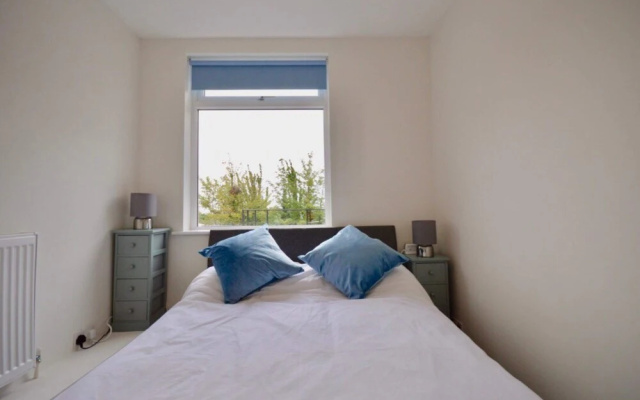 Lovely Modern Flat with Parking Near Airbus, Uwe, MOD
