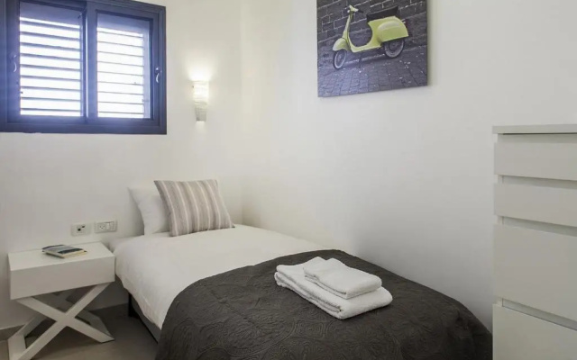 Brilliant 3BR in Shalom Aleichem 27 by HolyGuest
