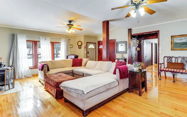 4 Mi to Camelback! Group-friendly Poconos Cabin