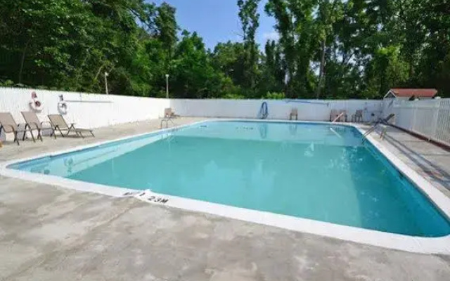 Econo Lodge Inn & Suites Westfield