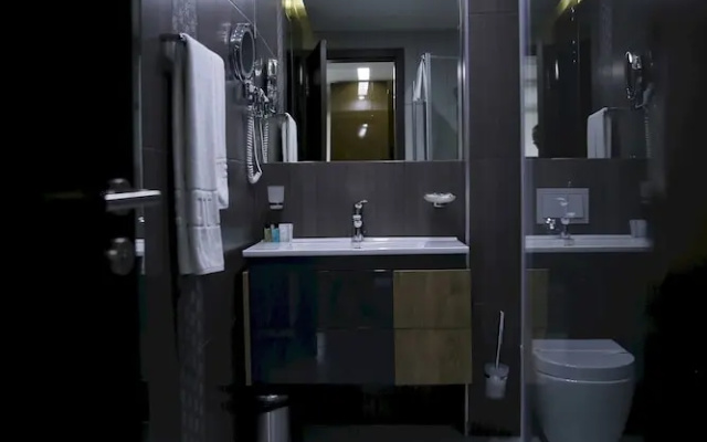 Serviced Apartment- Free Parking - Breakfast bar