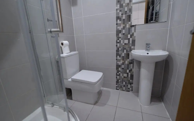 Enticing Holiday Home in Coventry With Garden