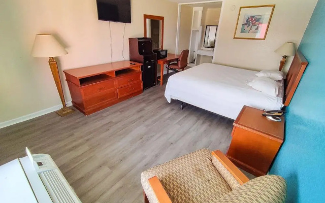 Clover Inn & Suites