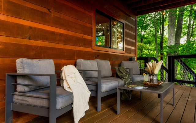 3-MasterSuites-GorgeousViews-GameRm-HotTub-Gburg7min-Ober5min-Bears!
