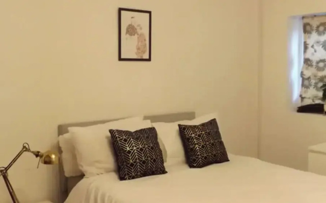 Room in Guest Room - Large Comfortable Room Coventry