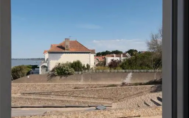 Appartement les pieds dans le sable, vue mer
