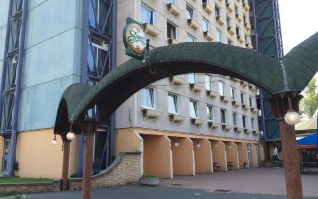 Hunor Hotel вид на фасад