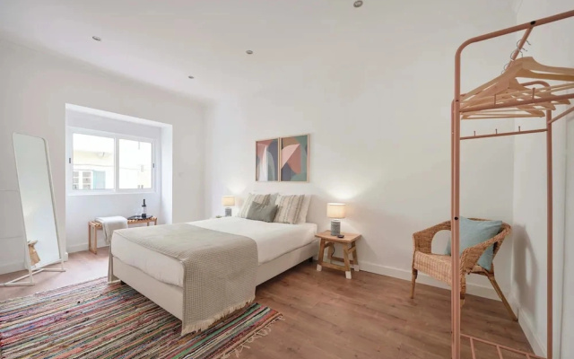 Spacious & Light Filled 4Br Apartment By Timecoler