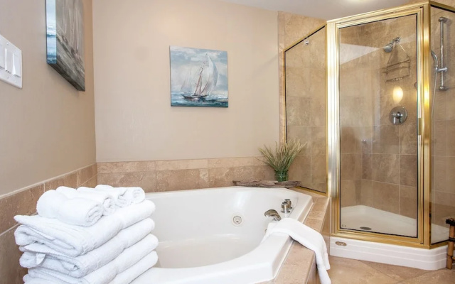 Luxurious Three Bedroom Unit - Unit Crd1011