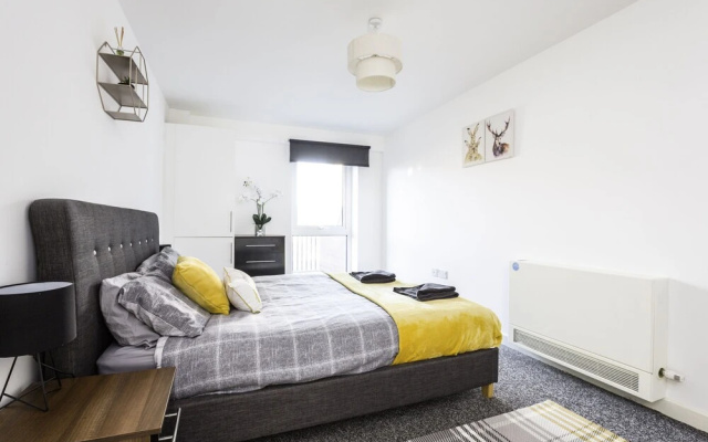 Large Apartment With Balcony Free Parking & Fast Wifi