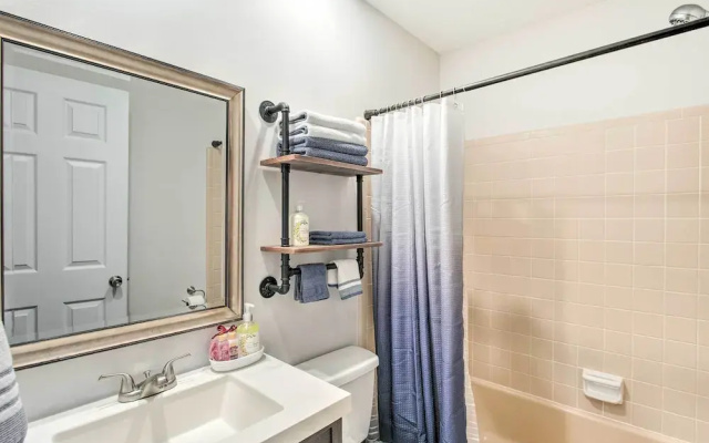 Bright Hinesville Home, 43 Mi to Savannah!