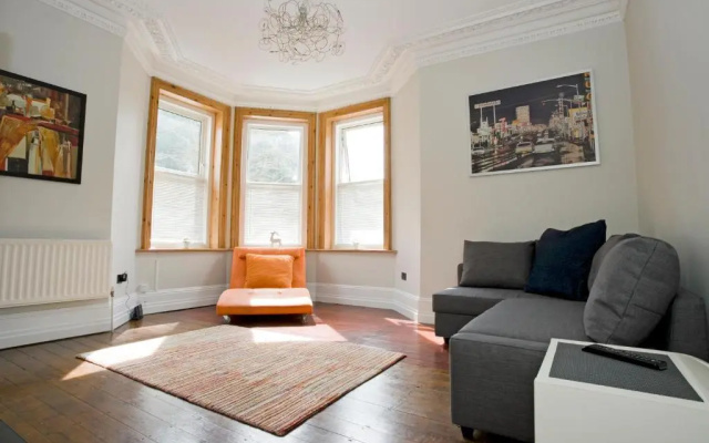 Large 2 bedroom Apt - Near Beach - Free parking