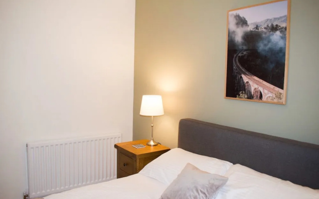 Bright 2 Bedroom Home With Balcony