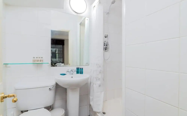 Charming 2 Bed Home In West Kensington Fits 4