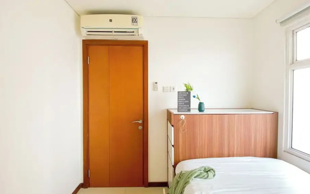 Homey And Comfort 2Br Green Bay Condominium Apartment