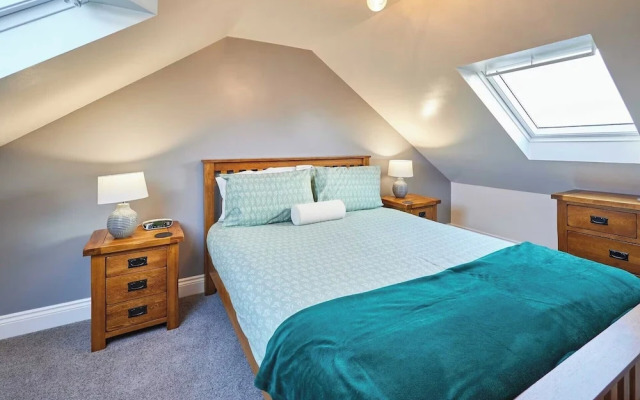 House Sleeps 10 With Parking and Garden