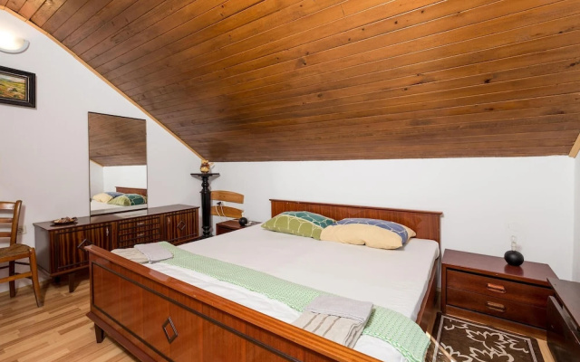 Awesome Home in Fuzine With Wifi and 5 Bedrooms