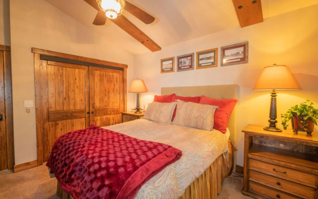 Silver Pine Lodge