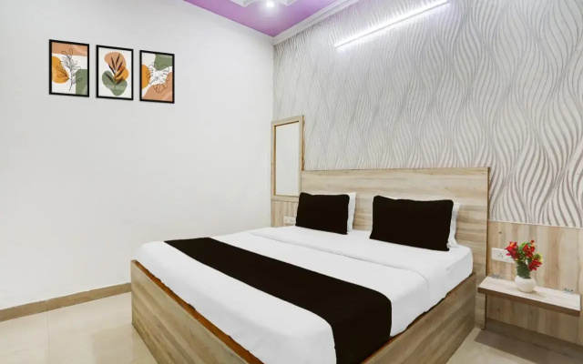 OYO 16721 Divine Hotel