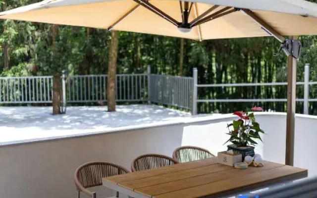 Linxijian Homestay (Bifengxia Scenic Area)
