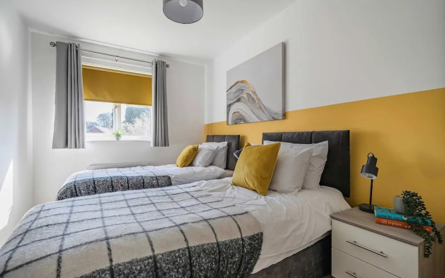 Stylish 2BR Apartment Near MCR Airport