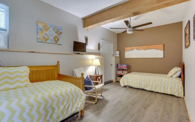 Hot Tub & Pool Access: Year-round Pocono Retreat!