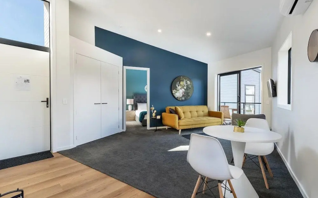 Modern One Bedroom Apartment with Lake View